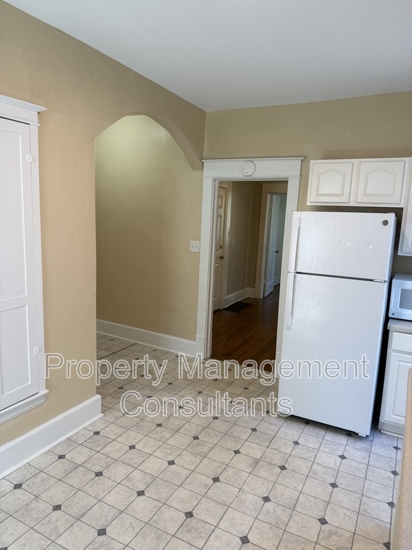 Building Photo - 1014 E 1st St