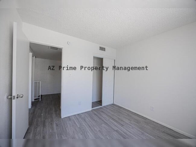 Building Photo - 5246 N 42nd Ln