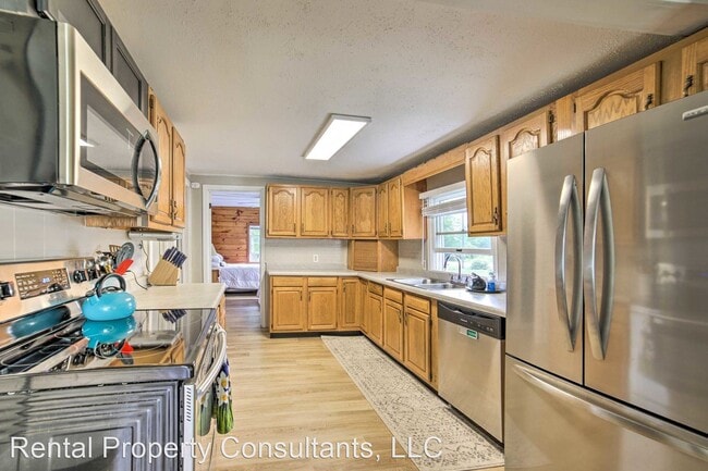 Building Photo - 3 br, 1 bath House - 3880 Bell Lake Dr. NE