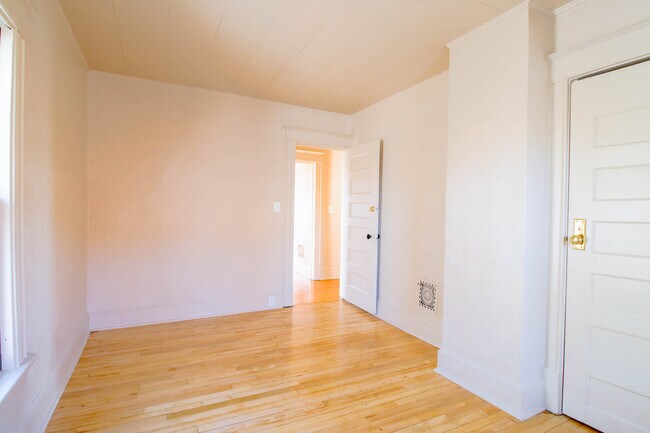 Building Photo - 418 W Irving Ave