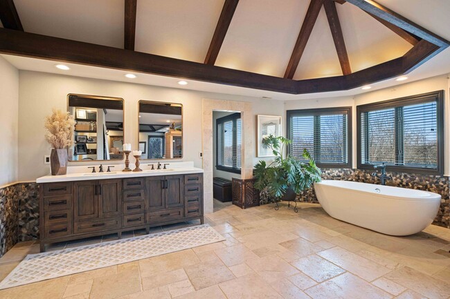 Building Photo - Fully-Furnished Luxurious Home in Nevillewood