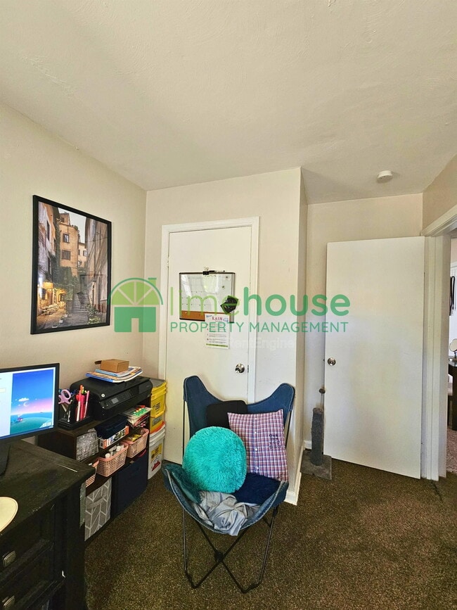 Building Photo - 840 W 43rd St