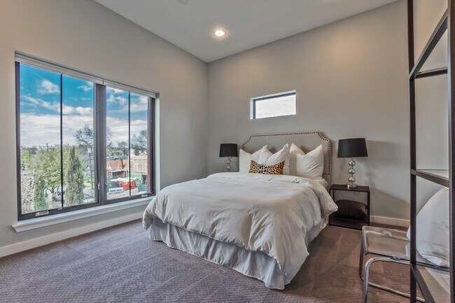 Building Photo - Stylish 2BR/2.5BA Townhome in Prime East Dallas – Attached Garage, Unbeatable Location