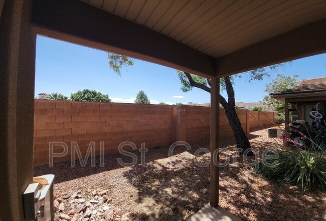 Building Photo - 3155 S Hidden Valley Dr