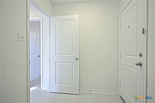 Building Photo - 512 Dakota Crk