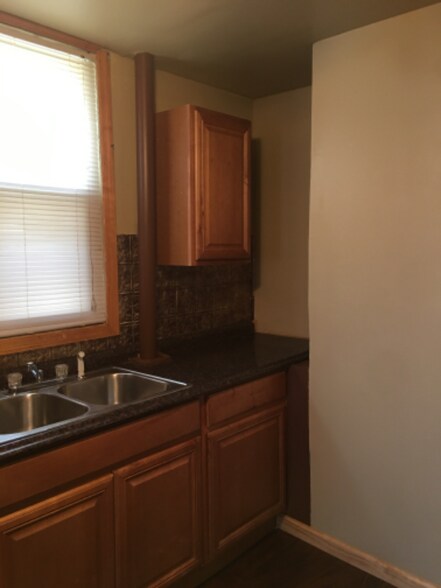 Building Photo - 615 Court St