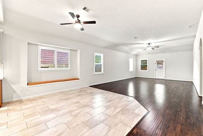 Building Photo - 24418 Lakecrest Bend Dr