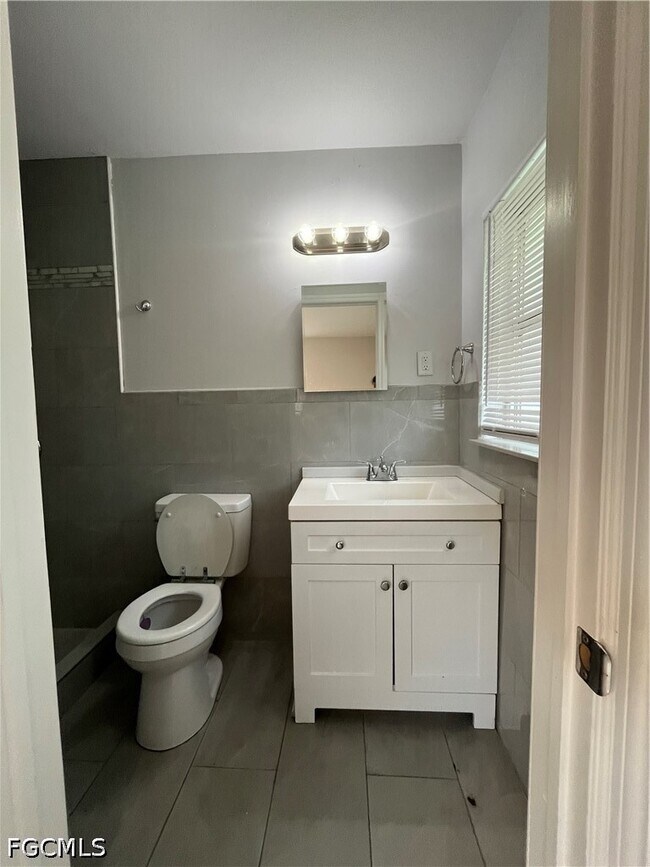 Building Photo - 2031 Maravilla Cir