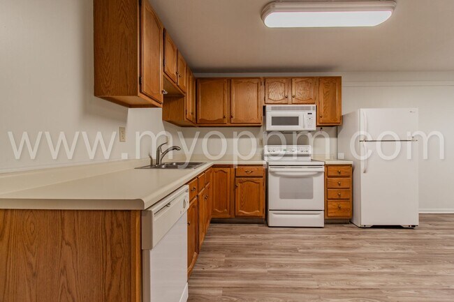 Building Photo - Spacious 3 Bedroom / 1 Bathroom Duplex | Gretna