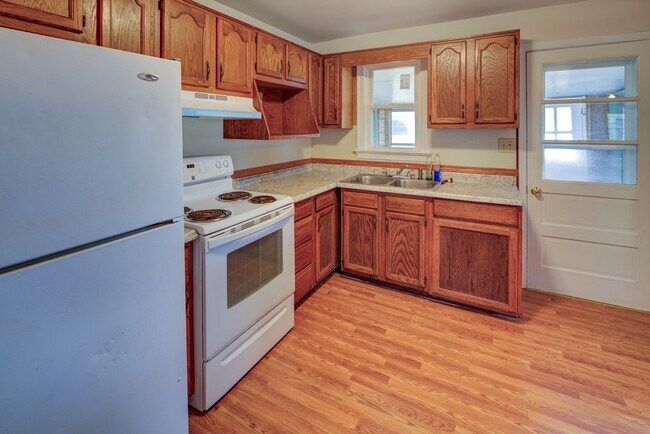 Building Photo - Charming Cecil Cape Cod Showing Saturday 12/13 9am-9:15am