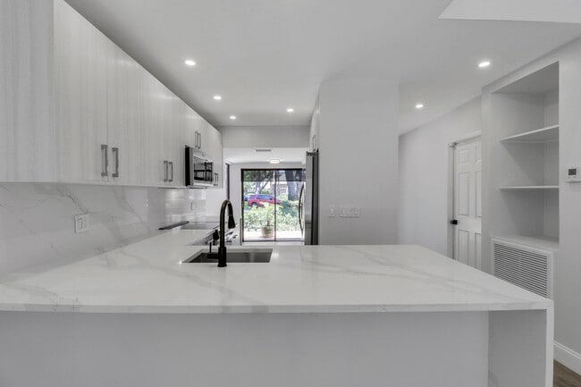 Building Photo - 6680 Thornhill Ct