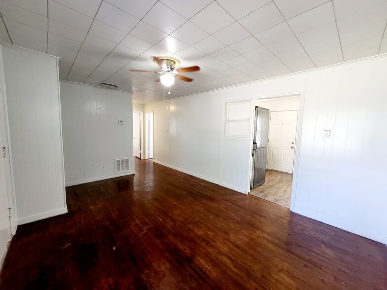 Building Photo - 127 20th Plz