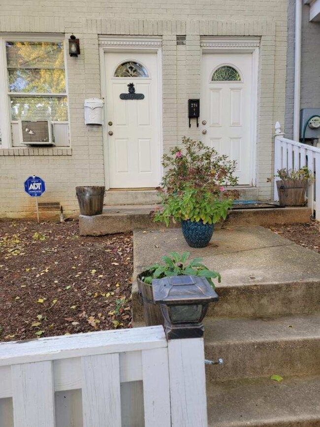 Building Photo - 216 Warren St NE