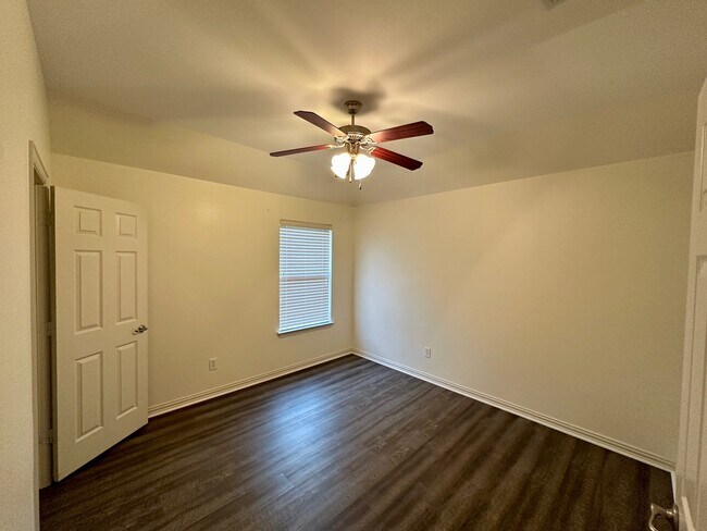 Building Photo - 928 Falcon Dr