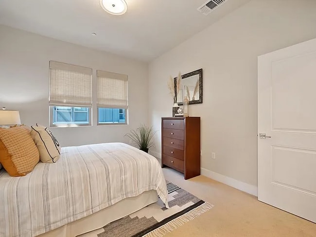 Building Photo - Premier 2/2 Condo in The Cannery