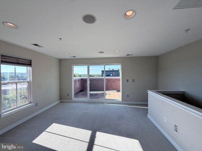 Building Photo - 4560 Longfellow St