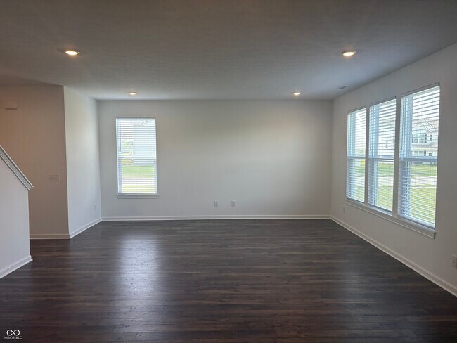 Building Photo - 354 N Grand Oak Dr
