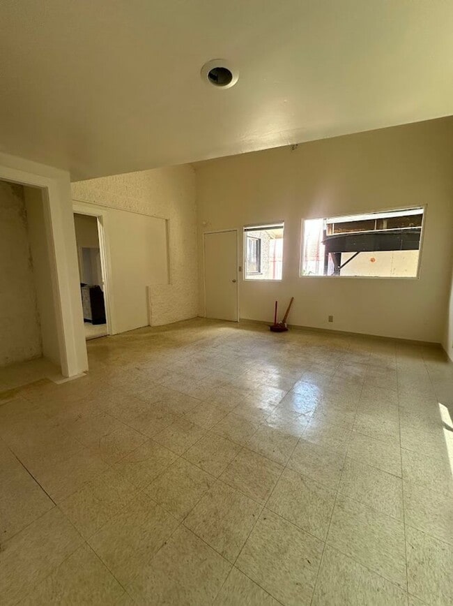 Building Photo - Fort Weaver Road #G