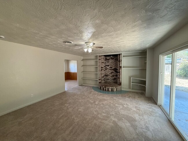 Building Photo - Single story home in east Modesto!