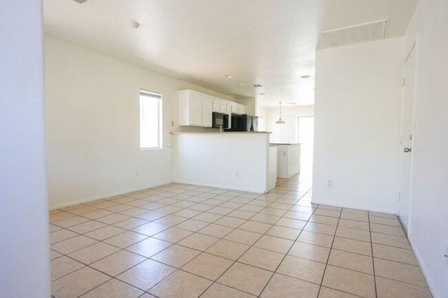 Building Photo - Well-Maintained 3 Bed, 2.5 Bath Home with Garage & Private Backyard