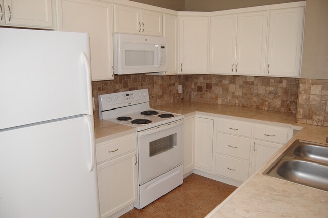 Building Photo - 3/2/2 - Available Now  - Under $1300