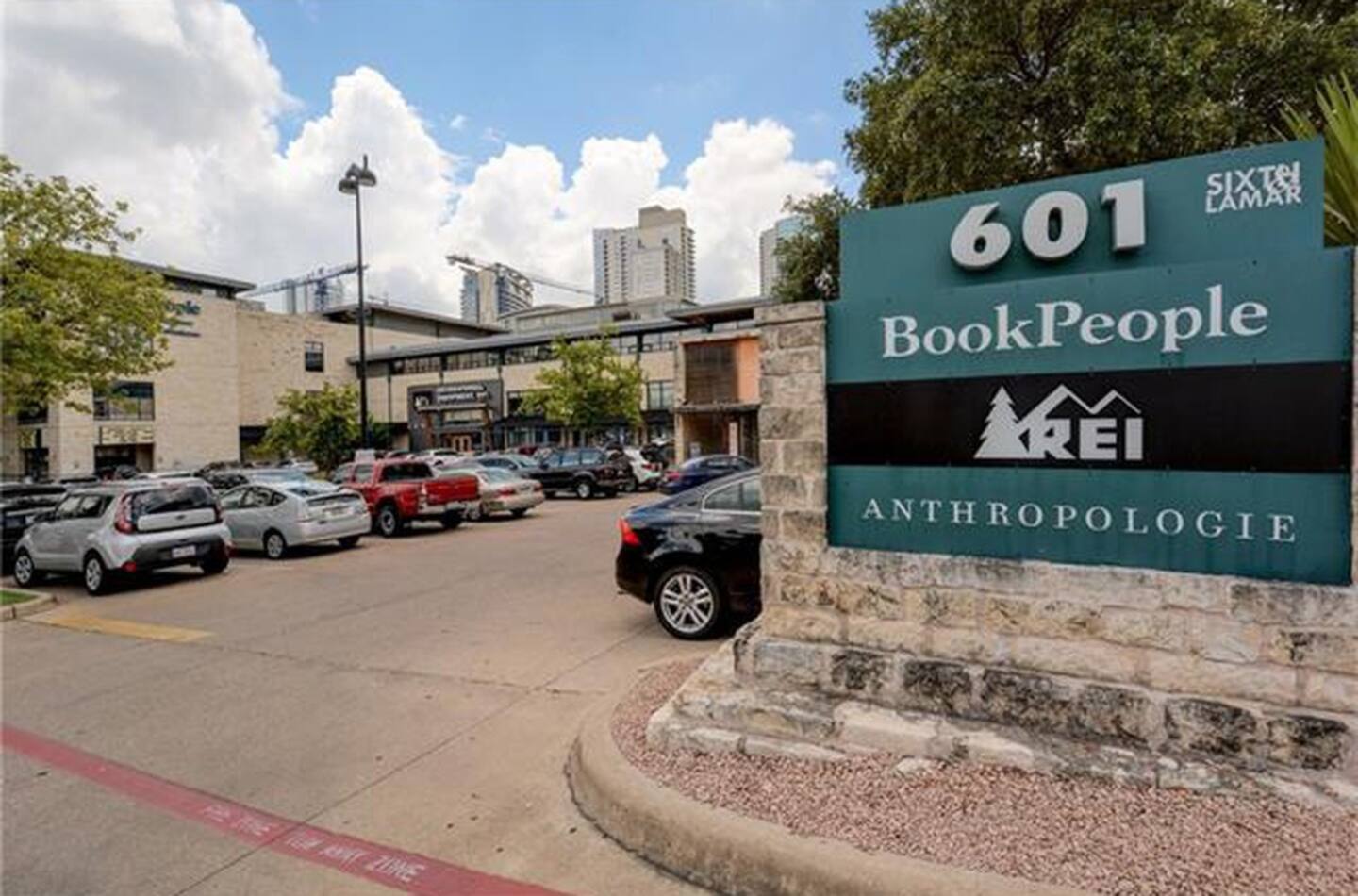 Building Photo - 1106 W 6th St