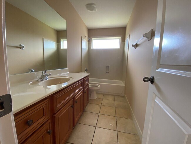 Building Photo - BARTLETT RENTAL HOME 3 BEDROOM 2 BATHROOM WITH FENCED BACKYARD