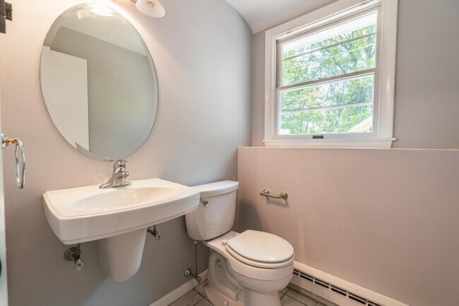 Building Photo - 20 Fieldstone Dr