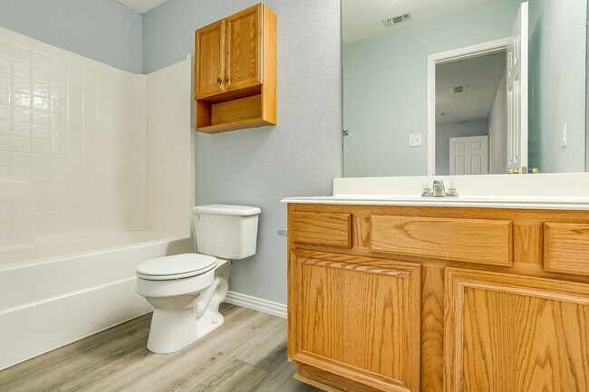 Building Photo - Spacious Well Maintained 2 Bed- 2.5 Bath T...