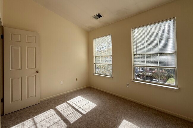 Building Photo - 14614 Stream Pond Dr