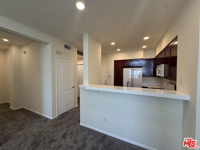 Building Photo - 6400 Crescent Prk E