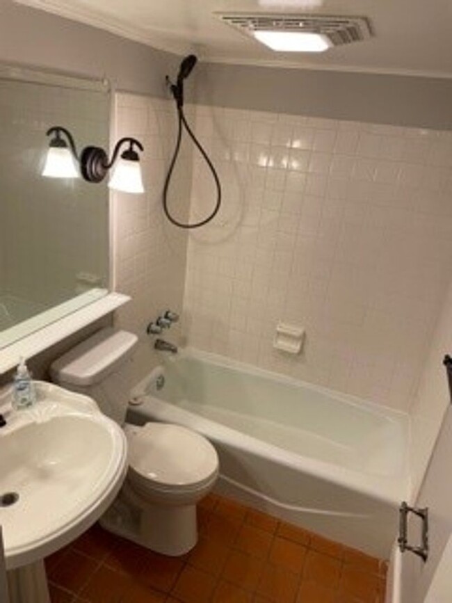 Building Photo - 1BR in Georgetown East Village WITH PARKIN...