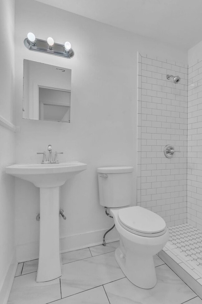 Building Photo - Renovated 4 Bed/ 2 Bath plus office in Mad...