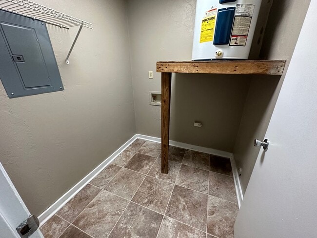 Building Photo - Downstairs unit off E Park and Victory Gar...