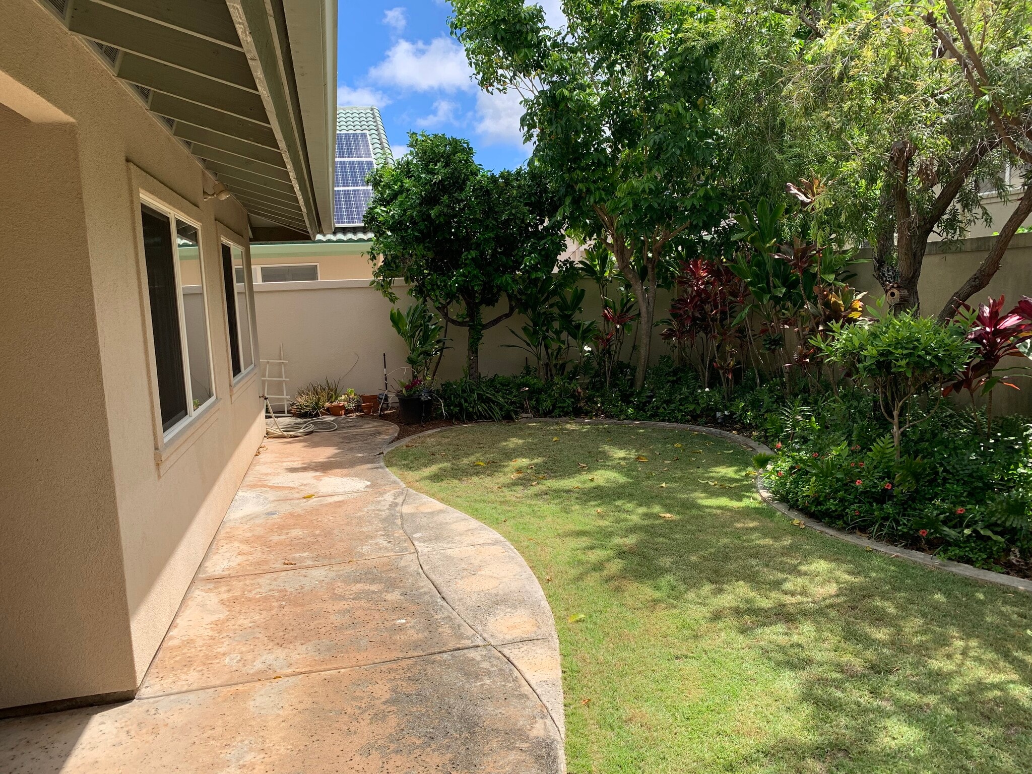 Building Photo - 327 Ainahou St