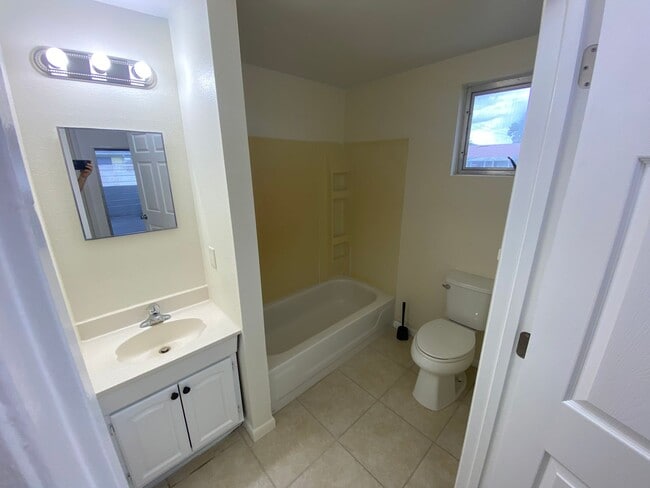 Building Photo - 2/2 in Orange City