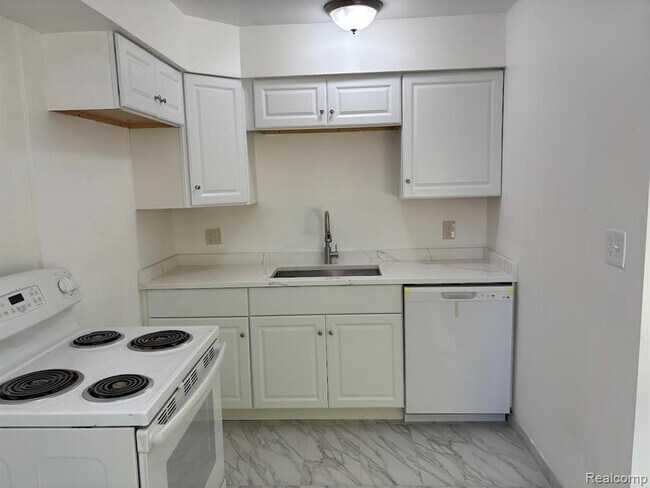 Building Photo - 4830 Briarwood Ave