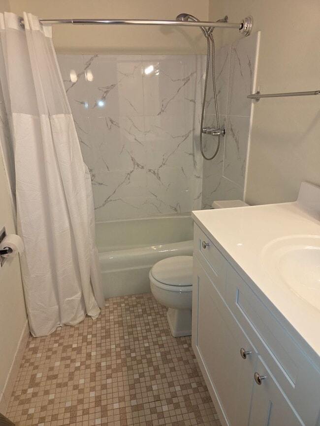 Building Photo - Spacious Townhome!