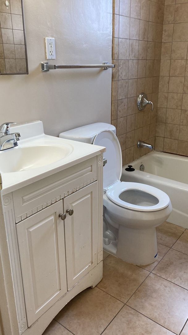 Building Photo - 2212