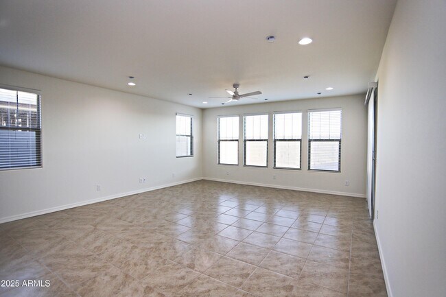 Building Photo - 879 W Finch Dr