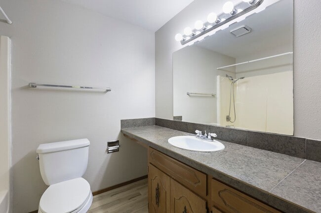 Building Photo - Hard to find 5 bedroom home in Tamoshan ne...