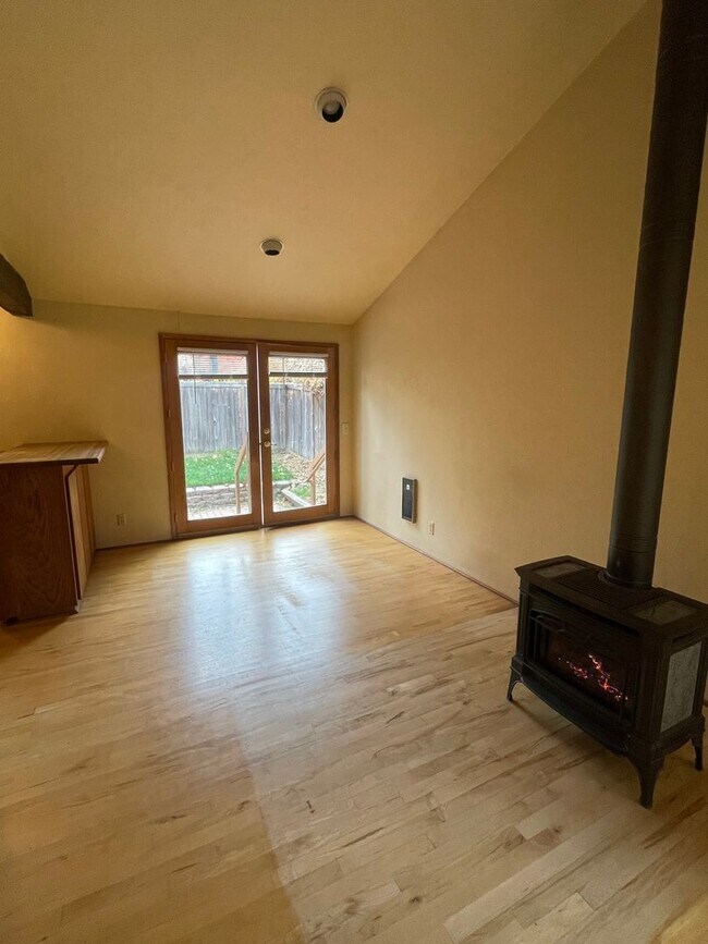 Building Photo - NW BEND Bungalow