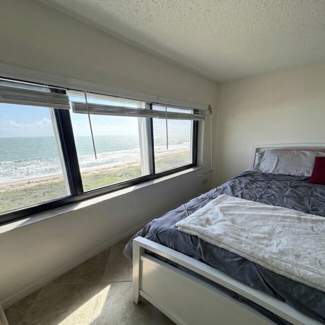 Building Photo - 4250 N Hwy A1A