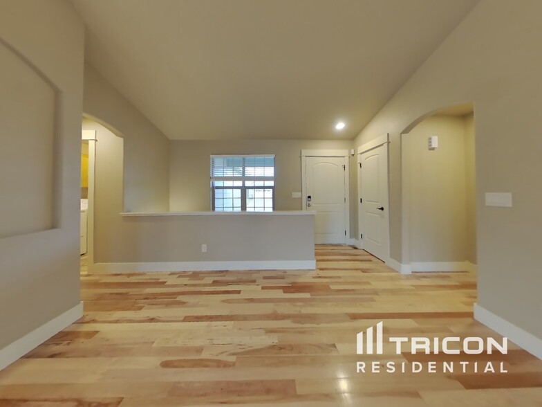Building Photo - 4215 Woodlake Ln