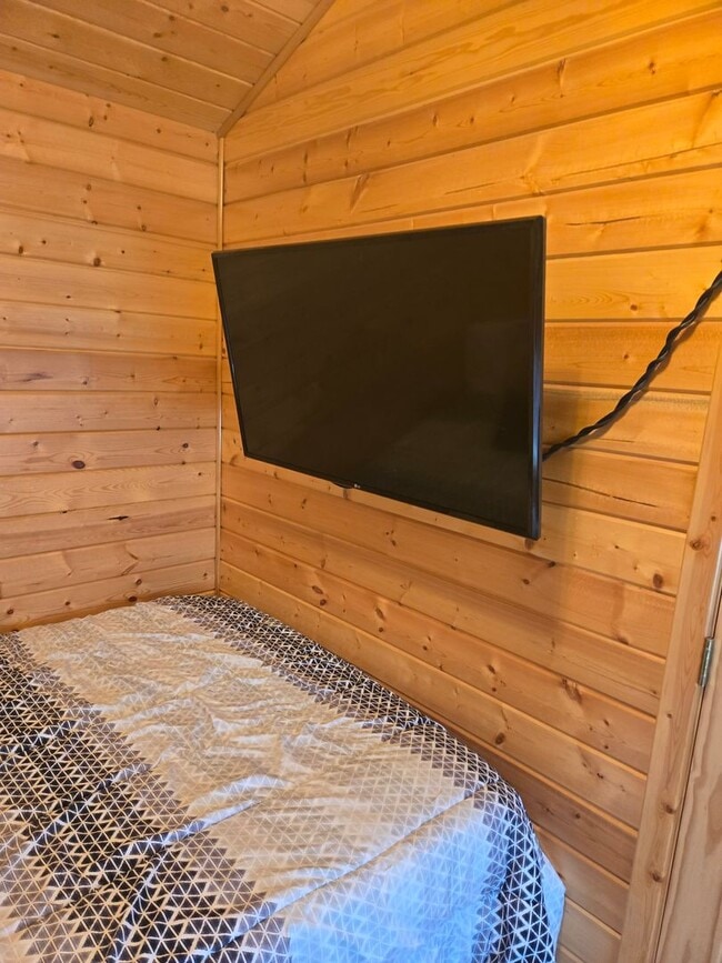 Building Photo - Fully furnished long term rental