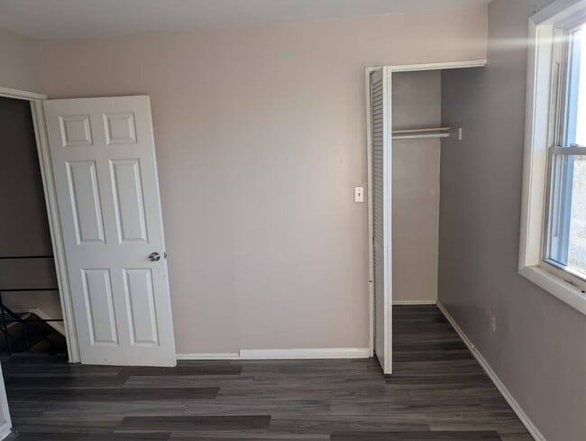 Building Photo - 3 Bedroom - 1 Bathroom Row Home in a Beautiful Neighborhood