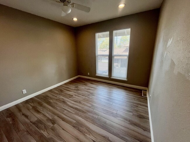 Building Photo - 5472 Roundtree Pl