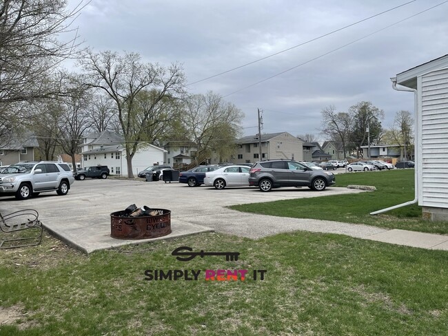 Building Photo - Large 3 Bedroom On Campus! Free Parking, Aug 1