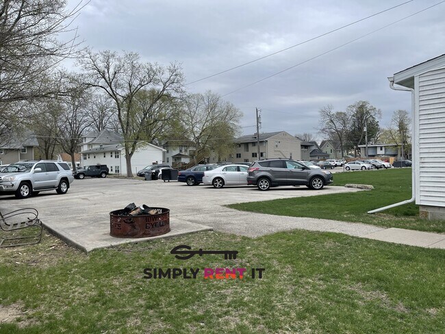 Building Photo - Tri-Plex, 3 Bedroom On Campus! Available Now!