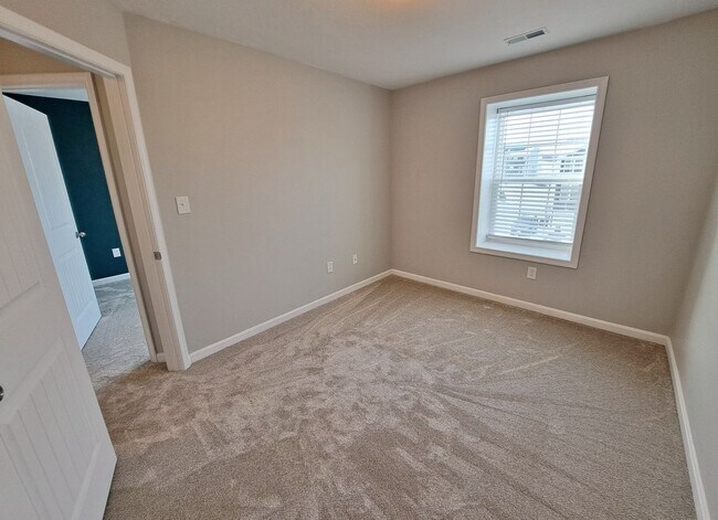 Building Photo - 3 Bed / 2-1/2 Bath  Single Family Town Home w/Attached1 Car Garage